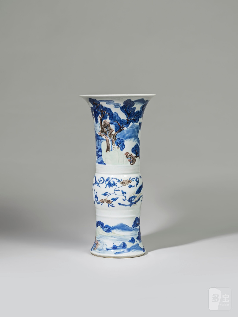 比利時顯赫私人藏品 | VASE CORNET EN PORCELAINE BLEU BLANC, CÉLADON ET ROUGE DE CUIVRE, GU - 图6